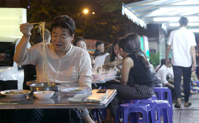 음식 조리 과정에서 생겨나는 소리 등 ASMR를 적극 활용한 tvN 다큐멘터리 예능 ‘스트리트 푸드 파이터’의 한 장면. 프로그램을 이끄는 백종원 씨가 음식을 먹으며 내는 소리 역시 시청자들의 식욕을 자극한다. CJ E&M 제공