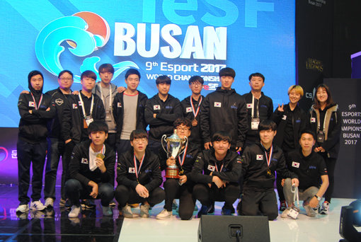 지난해 IeSF 월드 챔피언십에서 7회 우승의 위업을 달성한 한국 대표팀. 사진제공｜한국e스포츠협회