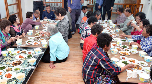 27일 마을공동급식을 운영 중인 전남 강진군 강진읍 기룡마을 회관에서 주민들이 모여 함께 점심식사를 하고 있다. 강진군 제공