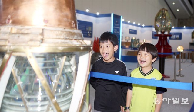 28일 인천 연수구 송도컨벤시아에서 개막한 세계등대유물전시회를 찾은 어린이들이 등롱(燈籠)을 보며 신기한 듯 환하게 웃고 있다. 황금천 기자 kchwang@donga.com