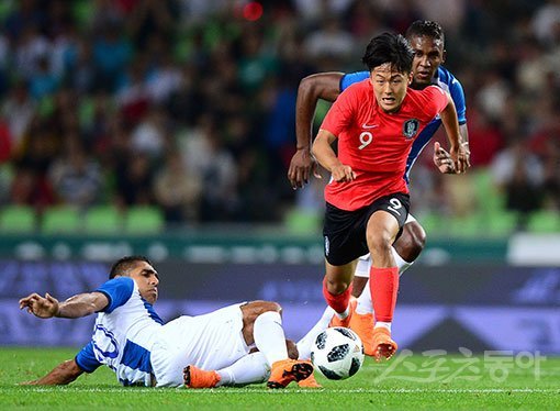 28일 대구스타디움에서 ‘2018 러시아월드컵‘ 한국과 온두라스의 평가전 경기가 열렸다. 한국 이승우가 온두라스 수비수를 제치며 돌파하고 있다. 대구 | 김민성 기자 marineboy@donga.com