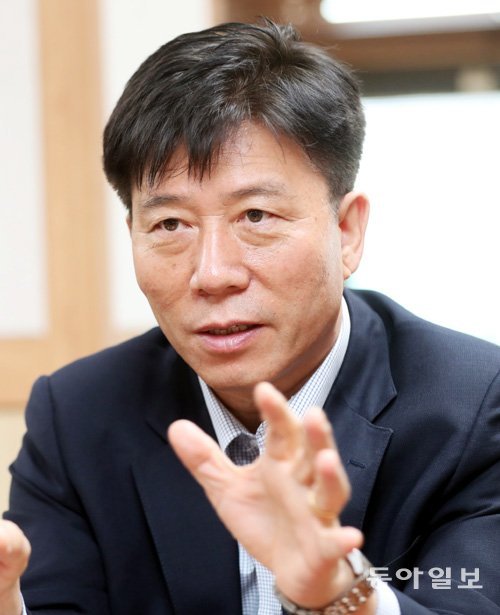 김태호 서울교통공사 사장은 28일 “운행을 마치고 차량기지로 들어가는 전동차의 부품과 안전 상태에 대한 각종 정보가 자동으로 
정비사에게 전송되는 전동차 데이터 분석 시스템을 구축했다”고 말했다. 이를 통해 부품 교체시기도 예측할 수 있다. 김경제 기자 kjk5873@donga.com