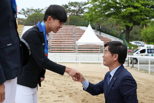 김낙순 한국마사회장(오른쪽)이 지난 27일 열린 제47회 전국소년체육대회 승마경기 시상식에서 입상한 승마꿈나무를 격려하고 있다. 사진제공｜한국마사회