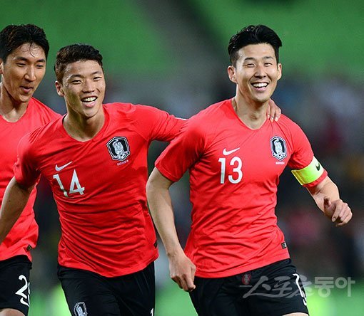 2018러시아월드컵 개막에 앞서 가진 첫 실험에서 축구국가대표팀 손흥민과 황희찬은 투톱으로서 성공 가능성을 입증했다. 스피드와 돌파, 그리고 압박 능력까지 둘이 전방에서 시너지 효과를 만들어낼 수 있음을
보여줬다. 28일 대구스타디움에서 열린 온두라스와의 평가전에서 선제골을 넣은 손흥민(오른쪽)이 황희찬과 함께 활짝 웃고 있다. 대구 ｜ 김민성 기자 marineboy@donga.com