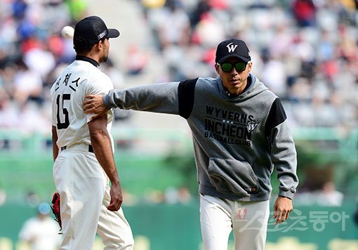 13일 인천 SK행복드림구장에서 ‘2018 신한은행 마이카 KBO리그‘ SK 와이번스와 LG 트윈스의 경기가 열렸다. 6회초 SK 김광현을 구원 등판한 산체스가 손혁 코치의 격려를 받고 있다. 인천 | 김민성 기자 marineboy@donga.com