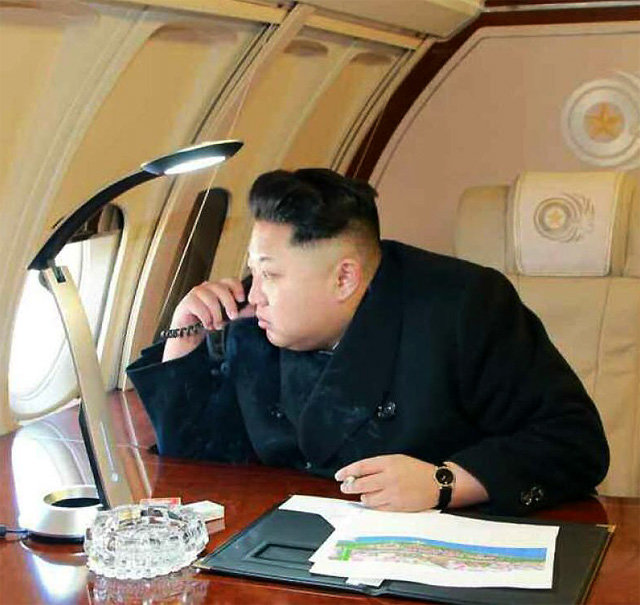 2015년 2월 전용기를 타고 창밖을 바라보는 김정은 북한 국무위원장. 사진 출처 노동신문