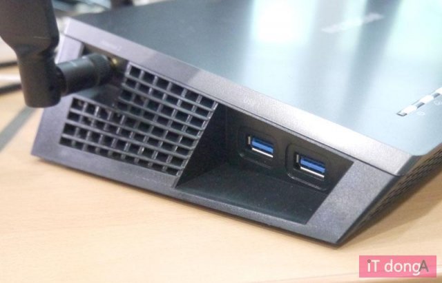 제품 좌측면의 USB 3.0 포트 x2(출처=IT동아)