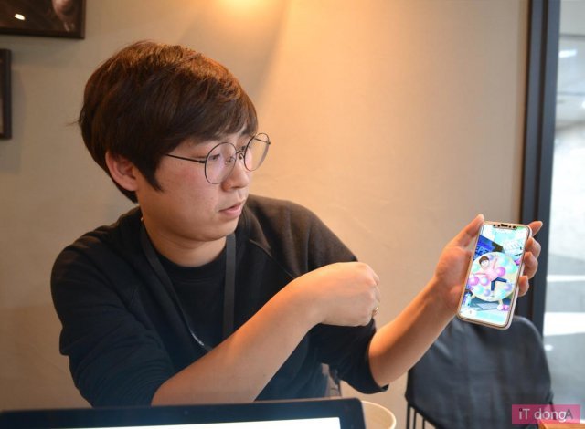 < 직접 제페토를 보여주며 설명하고 있는 김대욱 리드 >(출처=IT동아)