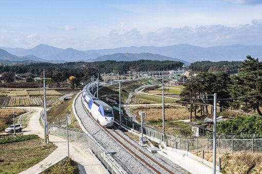 새로 개통하면서 강원지역 여행수요를 늘리는 데 큰 공헌을 한 KTX 경강선 철도.