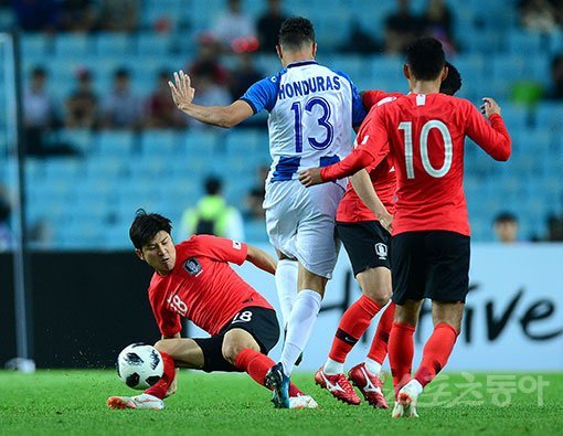 28일 대구스타디움에서 ‘2018 러시아월드컵‘ 한국과 온두라스의 평가전 경기가 열렸다. 한국 박주호가 수비를 펼치고 있다. 대구 | 김민성 기자 marineboy@donga.com