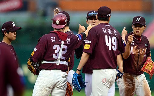 22일 인천 SK행복드림구장에서 ‘2018 신한은행 마이카 KBO리그‘ SK 와이번스와 넥센 히어로즈의 경기가 열렸다. 넥센이 SK에 10-4로 승리한 뒤 선수들이 그라운드에서 기쁨을 나누고 있다. 인천 | 김민성 기자 marineboy@donga.com