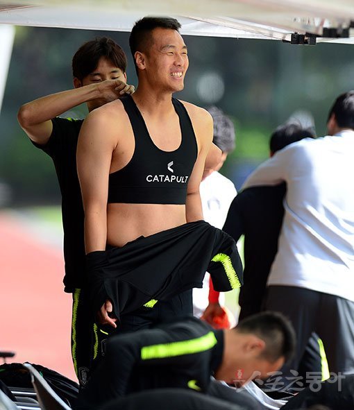 '2018 러시아월드컵'을 앞두고 한국축구대표팀이 24일 파주 축구국가대표트레이닝센터(NFC)에서 훈련을 가졌다. 훈련에 앞서 김신욱이 체력측정용 수신기를 몸에 달고 있다. 파주 | 김민성 기자 marineboy@donga.com