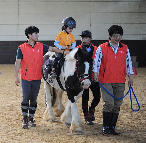 한국마사회 대표 사회공헌 사업으로 자리 잡은 승마힐링 강습. 말을 통해서 장애인과 부적응 청소년에게 재활과 힐링의 기회를 주고 있다. 사진제공 ㅣ 한국마사회