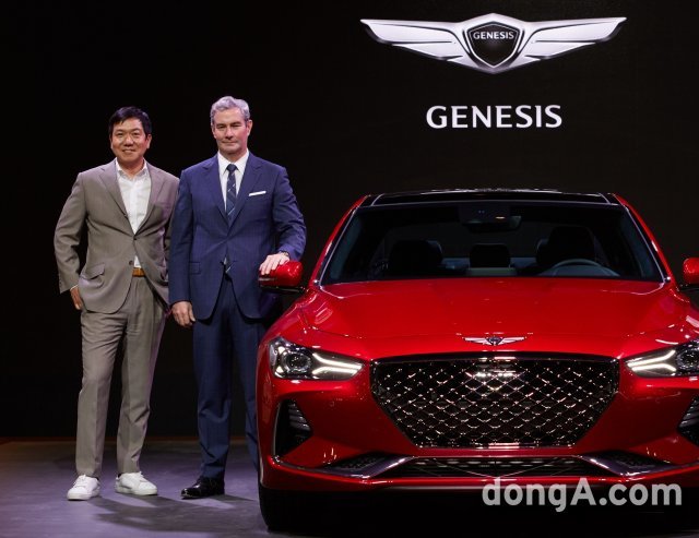 현대자동차 이상엽 상무(좌)와 루크 동커볼케 부사장(우)