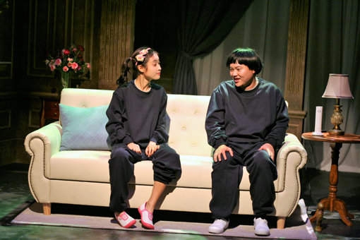 ‘발칙한 로맨스’는 15년 만에 만난 첫사랑 연인의 이야기를 다룬 로맨틱 코미디 연극이다. 할리우드에서 성공한 영화감독 구봉필의 어린 시절을 연기하고 있는 김민교(오른쪽). 사진제공｜집컴퍼니