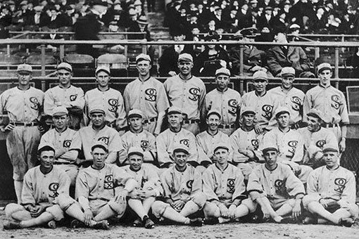 1919년 내셔널리그 챔피언 신시내티 레즈와의 9전5선승제 월드시리즈에 나섰던 아메리칸리그 챔피언 시카고 화이트삭스 선수들. 이 가운데 8명이 동료들을 배신하고 일부러 경기를 패하는 대가로 검은 돈을 받기로 했다. 스포츠동아DB