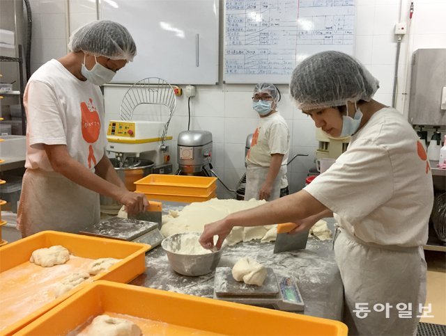 홍콩 사회적기업 아이베이커리(IBakery) 1호점 작업장에서 직원들이 빵을 만들고 있다. 홍콩=김단비 기자 kubee08@donga.com