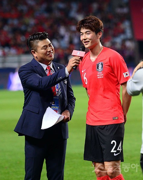 2018 국제축구연맹(FIFA) 러시아 월드컵을 앞둔 한국 축구대표팀(FIFA 랭킹 61위)이 1일 전주월드컵경기장에서 보스니아 헤르체고비나(FIFA 랭킹 41위)와 평가전을 가졌다. 보스니아전에 출전하며 A매치 100경기 출전을 달성한 기성용이 소감을 말하고 있다. 전주 | 김종원 기자 won@donga.com