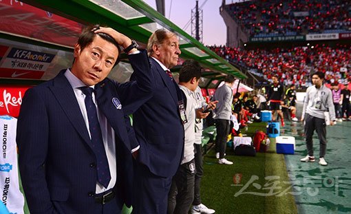 2018 국제축구연맹(FIFA) 러시아 월드컵을 앞둔 한국 축구대표팀(FIFA 랭킹 61위)이 1일 전주월드컵경기장에서 보스니아 헤르체고비나(FIFA 랭킹 41위)와 평가전을 가졌다. 신태용 감독(맨 왼쪽). 전주 | 김종원 기자 won@donga.com