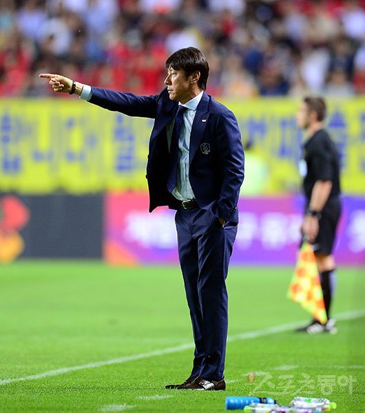 2018 국제축구연맹(FIFA) 러시아 월드컵을 앞둔 한국 축구대표팀(FIFA 랭킹 61위)이 1일 전주월드컵경기장에서 보스니아 헤르체고비나(FIFA 랭킹 41위)와 평가전을 가졌다. 한국 신태용 감독. 전주 | 김종원 기자 won@donga.com