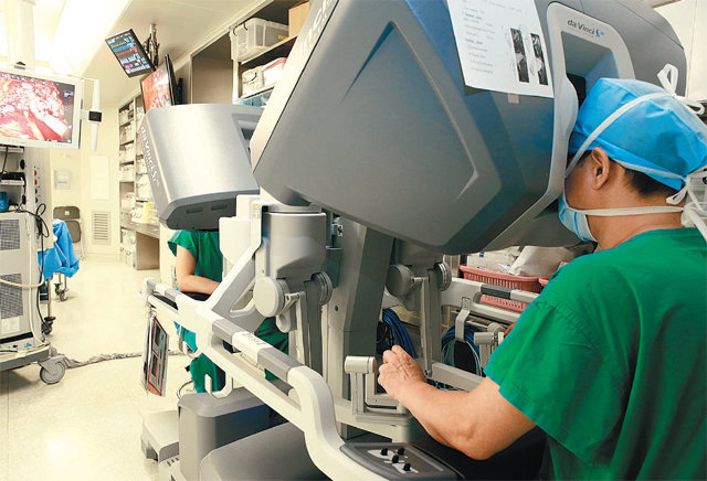 김청수 서울아산병원 비뇨의학과 교수가 로봇을 이용해 전립샘암 환자를 수술하고 있다. 전립샘암은 모든 암 중에서 로봇 수술을 가장 많이 하는 것으로 꼽힌다. 서울아산병원 제공
