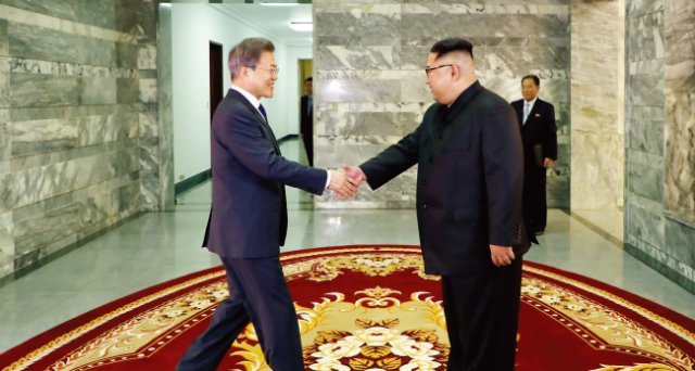 5월 26일 북측 통일각에서 열린 남북정상회담. 문재인 대통령(왼쪽)과 김정은 국무위원장이 악수를 나누고 있다. [청와대사진기자단]
