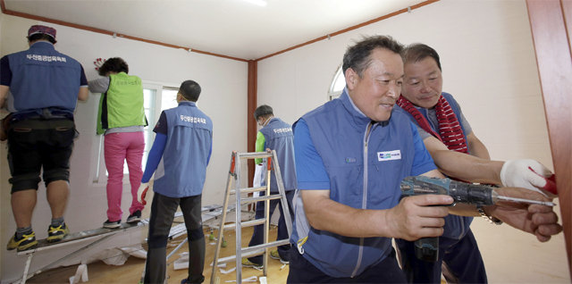 두산중공업 육육회 회원들이 2일 보훈가족의 집을 새롭게 꾸며주는 봉사 활동을 하고 있다. 두산중공업 제공