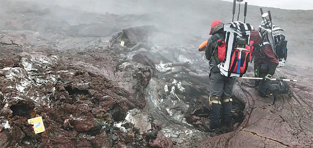 미국항공우주국(NASA) 연구진이 지난해 화성과 가장 유사한 현무암 지대가 있는 미국 하와이 킬라우에아 화산 일대에서 미생물 등 생태계를 조사하고 있는 모습. 미국항공우주국(NASA) 제공