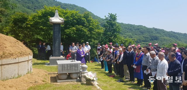 2일 해월 최시형의 순도 120주년 기념식에는 이정희 천도교 교령을 포함해 300여 명이 참석했다. 1898년 한성감옥에서 교수형을 당한 해월의 시신은 서울 송파를 거쳐 당시 인적이 없던 경기 여주시 천덕산 기슭에 안장됐다.
여주=김갑식 기자 dunanworld@donga.com