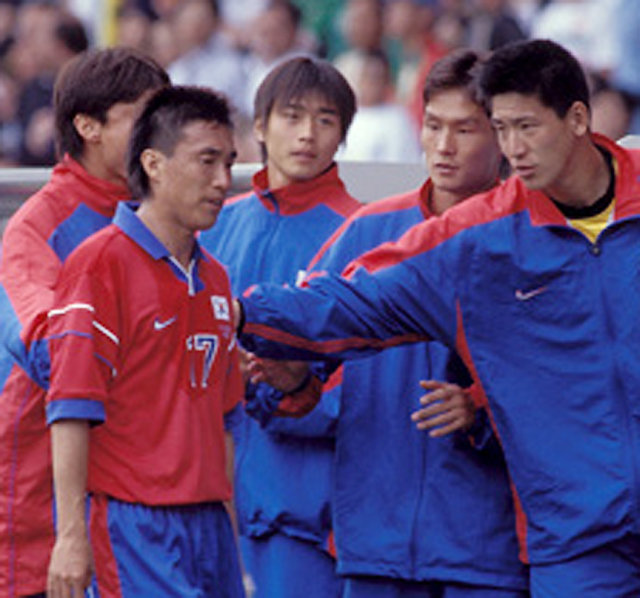 1998년 프랑스 월드컵에서 멕시코와의 경기 도중 퇴장당하는 하석주(왼쪽). 대한축구협회 제공