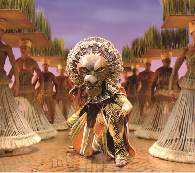뮤지컬 ‘라이온 킹’에서 심바의 아버지이자 사바나의 제왕 무파사(가운데)가 사바나 초원을 거니는 장면. Joan Marcus ⓒ Disney