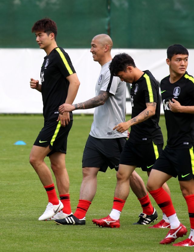 대화하는 차두리

차두리 축구대표팀 코치가 4일 오스트리아 레오강 스타인베르그 스타디온에서 열린 훈련에서 선수들과 이야기를 하고 있다.