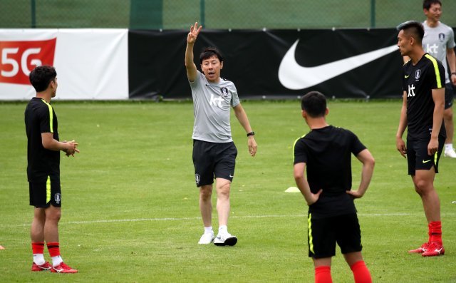 족구 설명하는 신태용

신태용 축구대표팀 감독이 4일 오스트리아 레오강 스타인베르그 스타디온에서 열린 훈련에서 족구룰을 설명하고 있다.