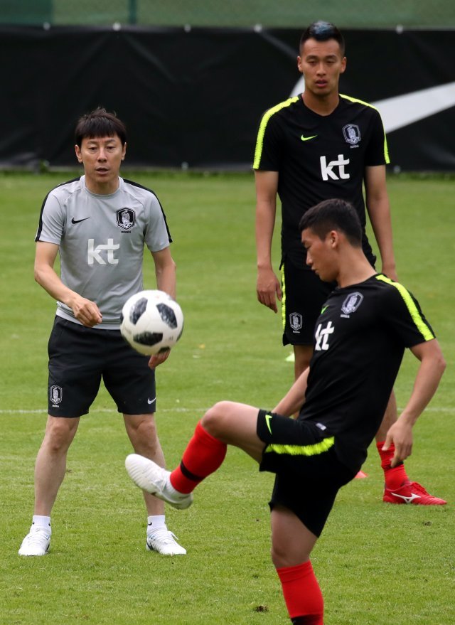 황희찬과 족구하는 신태용

신태용 축구대표팀 감독이 4일 오스트리아 레오강 스타인베르그 스타디온에서 열린 훈련에서 황희찬과 족구를 하고 있다.