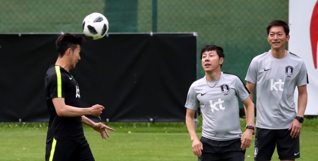 손흥민과 족구하는 신태용

신태용 축구대표팀 감독이 4일 오스트리아 레오강 스타인베르그 스타디온에서 열린 훈련에서 손흥민과 족구를 하고 있다.