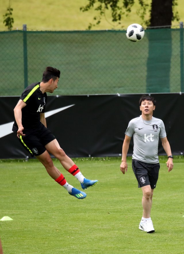 손흥민과 족구하는 신태용

신태용 축구대표팀 감독이 4일 오스트리아 레오강 스타인베르그 스타디온에서 열린 훈련에서 손흥민과 족구를 하고 있다.