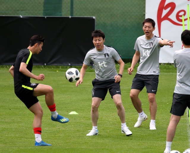 손흥민과 족구하는 신태용

신태용 축구대표팀 감독이 4일 오스트리아 레오강 스타인베르그 스타디온에서 열린 훈련에서 손흥민과 족구를 하고 있다.