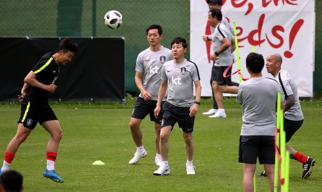 손흥민과 족구하는 신태용

신태용 축구대표팀 감독이 4일 오스트리아 레오강 스타인베르그 스타디온에서 열린 훈련에서 손흥민과 족구를 하고 있다.