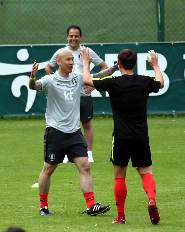 화이팅 차두리

차두리 축구대표팀 코치가 4일 오스트리아 레오강 스타인베르그 스타디온에서 열린 훈련에서 선수들과 족구를 하고 있다.