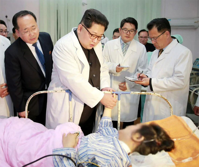 황해북도에서 발생한 버스 추락 사고 다음 날인 4월 23일 김정은 북한 국무위원장이 병원을 찾아 중국인 부상자들을 위로하고 있다. 사진 출처 노동신문