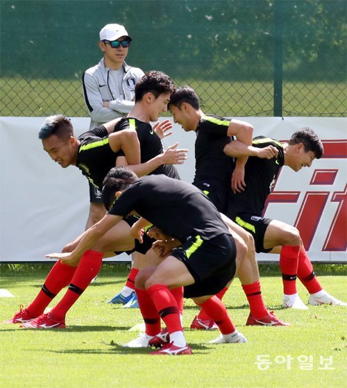 2018 러시아 월드컵에 출전하는 한국축구대표팀이 5일 오스트리아 레오강 슈타인베르크 스타디움에서 열린 훈련에서 신태용 감독이 지켜보는 가운데 몸싸움 훈련을 하고있다. 레오강=최혁중 기자 sajinman@donga.com