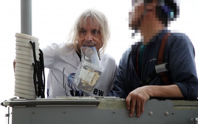 세계 여러나라에서 무단등반을 하다 체포된 경력이 많은 탓인지 경찰에 신원 확인을 시켜줄 본인의 여권을 미리 소지하고 있다.