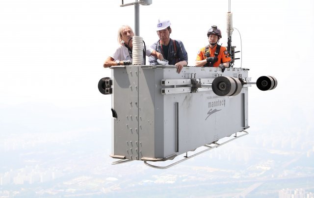 알랭 로베르가 곤돌라에 탑승해 롯데월드타워 정상으로 올라오고 있다.