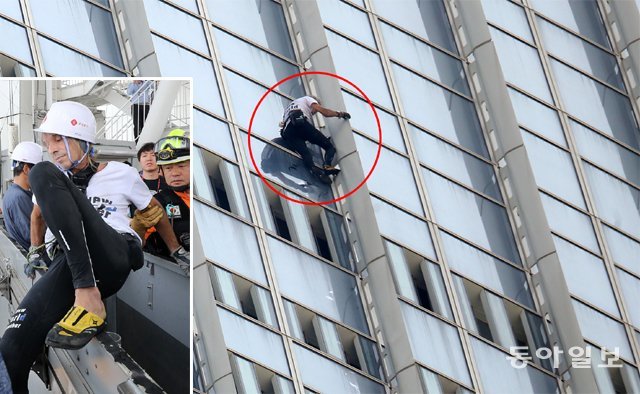 6일 오전 ‘프랑스의 스파이더맨’ 알랭 로베르 씨가 서울 송파구 롯데월드타워(높이 555m)를 맨손으로 오르고 있다(큰 사진 실선
 안). 경찰과 구조대원의 제지로 75층 높이에서 등반을 멈춘 로베르 씨가 외벽 청소용 곤돌라에 타고 타워 정상까지 올라와 
옥상에서 내리고 있다(작은 사진). 양회성 기자 yohan@donga.com