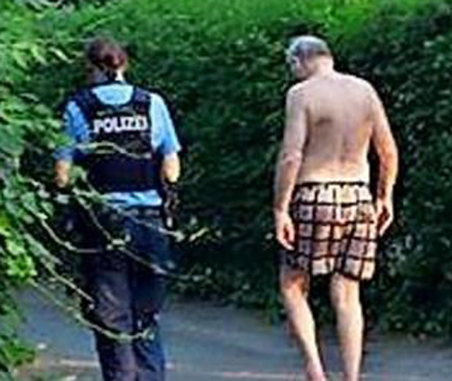 독일 극우 정당인 ‘독일을 위한 대안(AfD)’의 알렉산더 가울란트 공동 원내대표가 지난달 29일 포츠담 자신의 집 근처 한 
호수에서 수영을 하다가 옷을 도둑맞은 뒤 수영복만 입고 경찰과 함께 경찰서로 향하고 있다. 당시 현장에 있던 누군가가 찍은 것으로
 추정되는 이 사진은 SNS에서 큰 화제가 됐다. 사진 출처 메르키셰 알게마이네 홈페이지