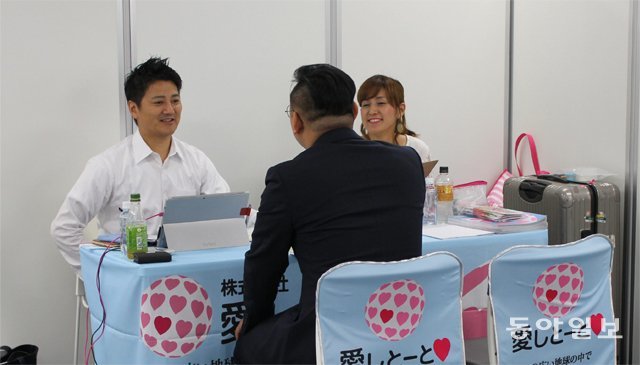 지난해 8월 일본 도쿄에서 열린 한국인재 채용박람회에서 한국 취업준비생이 면접을 준비하고 있다. 동아일보DB