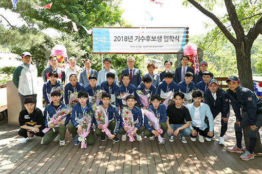 지난 1일 고양시 경마아카데미에서 열린 2018년 한국마사회 기수후보생 입학식의 기념촬영 모습. 사진제공｜한국마사회
