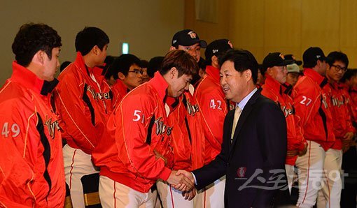 선수들과 악수하는 이만수. 스포츠동아DB