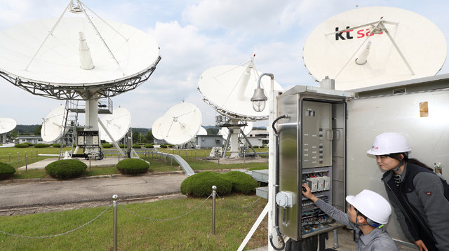 KT SAT 직원들이 충남 금산위성센터에서 위성 안테나를 점검하고 있다. KT SAT은 지난해 무궁화7호와 5A호 발사 후 
초고속무제한해양위성통신(MVSAT)과 항공기와이파이서비스(IFC) 등 다양한 위성 서비스를 내놓고 있다. KT 제공