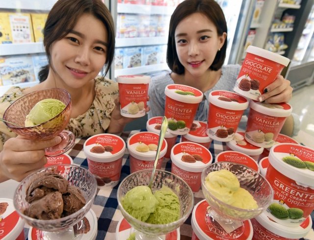8일 홈플러스 강서점에서 모델들이 ‘심플러스(simplus) 아이스크림’을 선보이고 있다.